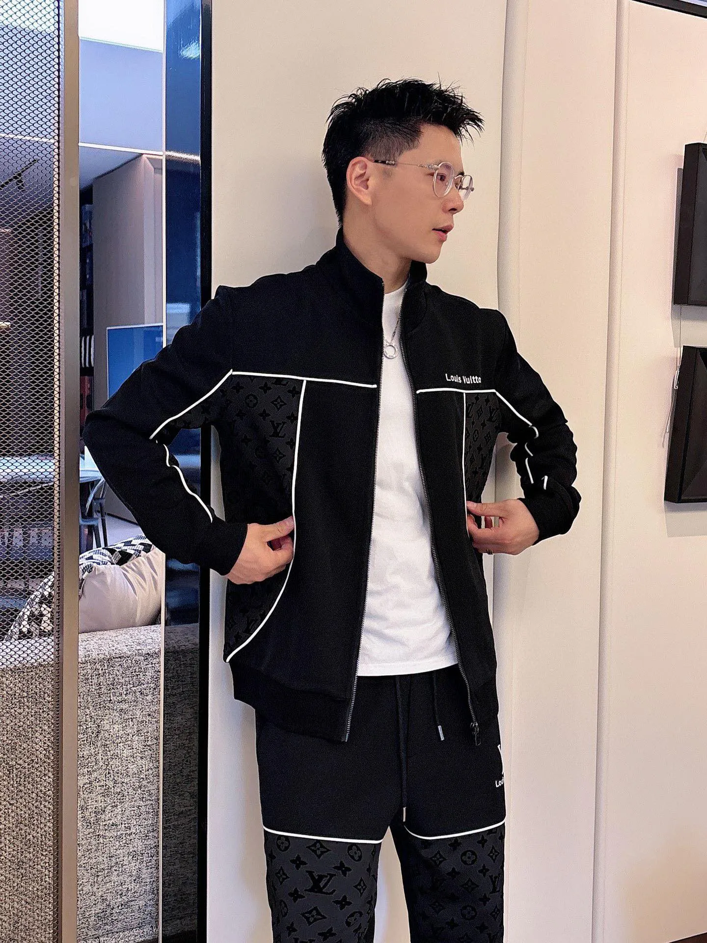 [LV Louis Vuitton] Hot-selling suit is coming. Focus on the original version of the official website. 2025 new hot-selling cardigan and sweatshirt suit. The original order is the best 🇭🇰. It is the meticulous work of top designers. It has a fitting and perfect upper body effect. All-natural high-quality Tencel Roman cotton 100%, close-fitting comfort, noble and elegant! Original hardware embodies elegance and nobility! Counter size: M-3XL (maximum wear up to 190 pounds)